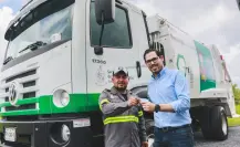 David de la Peña Marroquín entrega camiones recolectores en Santiago