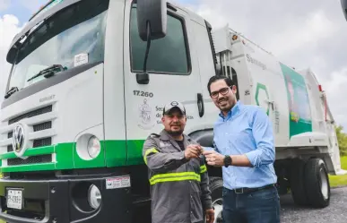 David de la Peña Marroquín entrega camiones recolectores en Santiago