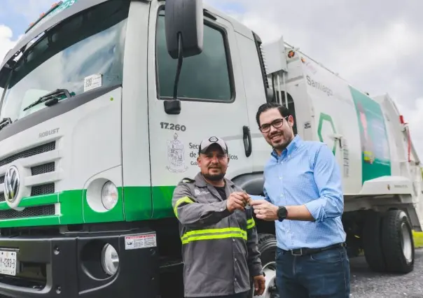 David de la Peña Marroquín entrega camiones recolectores en Santiago