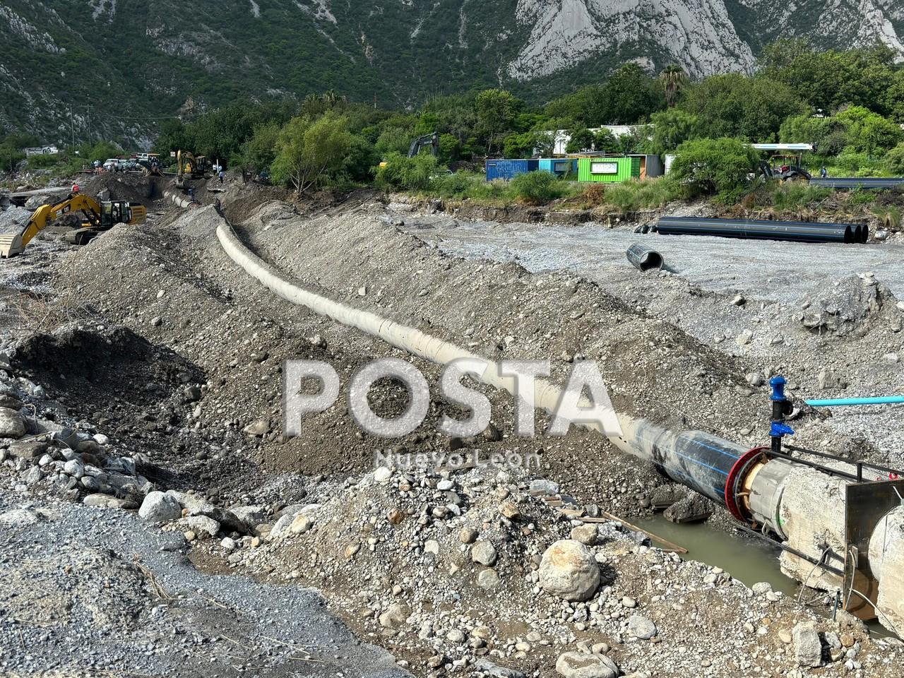 La tubería que tiene fallos y es reparada por personal de Agua y Drenaje. Foto: DIego Beltrán.