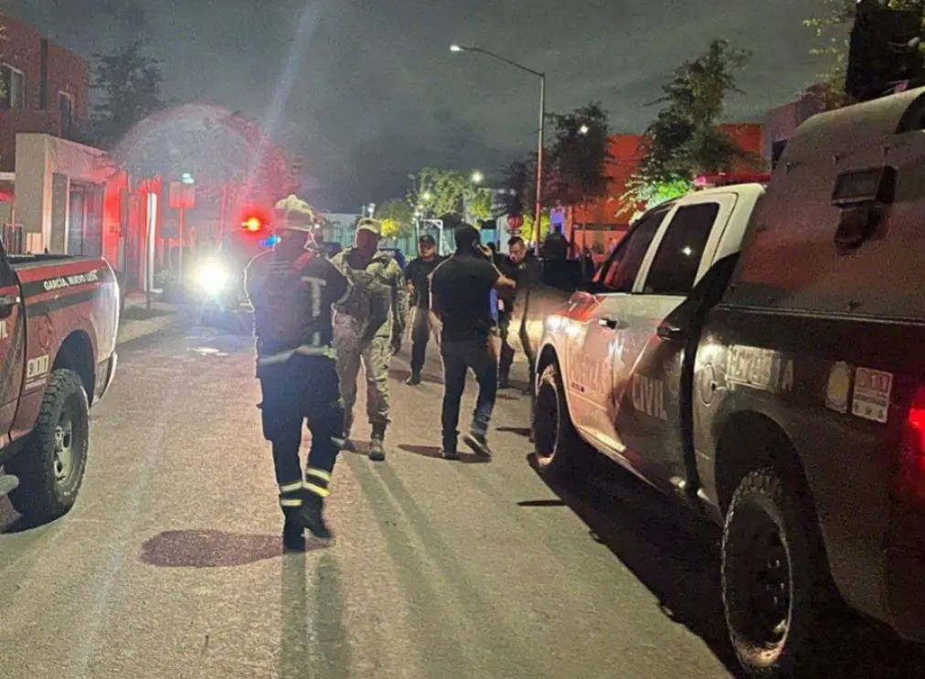 Elementos de Fuerza Civil en medio del enfrentamiento con delincuentes. Foto: Raymundo Elizalde.