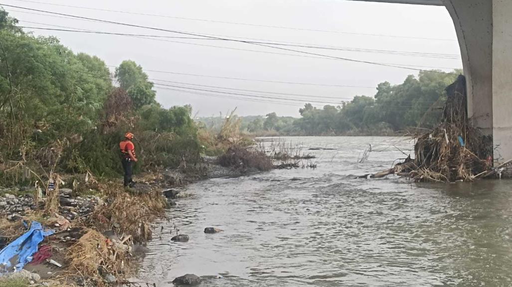 Buscan a hombre arrastrado por la corriente del Río Santa Catarina