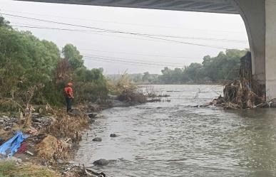 Buscan a hombre arrastrado por la corriente del Río Santa Catarina