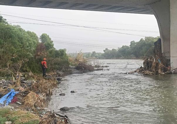 Buscan a hombre arrastrado por la corriente del Río Santa Catarina