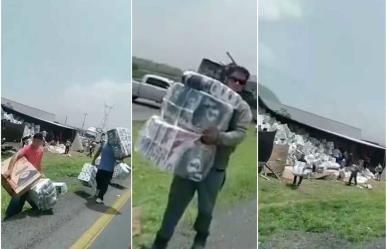 ¡Urgidos! Rapiñan rollos de papel en la Saltillo-Mty tras accidente de tráiler