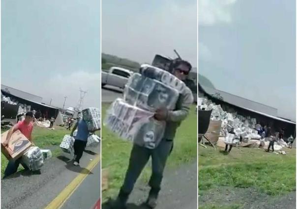 ¡Urgidos! Rapiñan rollos de papel en la Saltillo-Mty tras accidente de tráiler