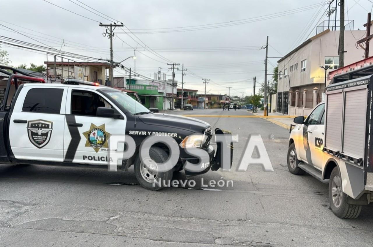 Policías de Apodaca y de la Fiscalía General de Justicia de Nuevo León recabando evidencia sobre el ataque llevado a cabo en la colonia Pueblo Nuevo. Foto: Raymundo Elizalde.