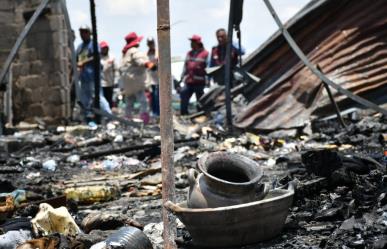 Limpian escombros en Ciudad Lago tras incendio en Nezahualcóyotl