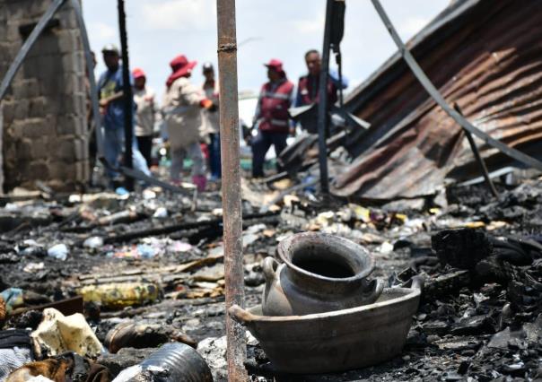 Limpian escombros en Ciudad Lago tras incendio en Nezahualcóyotl