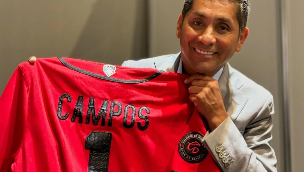 Jorge Campos posando con la casaca de Caliente de Durango. Foto: Facebook Caliente de Durango.