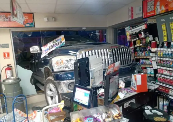 ¿Qué le pasó? “Camionetón” se mete a OXXO