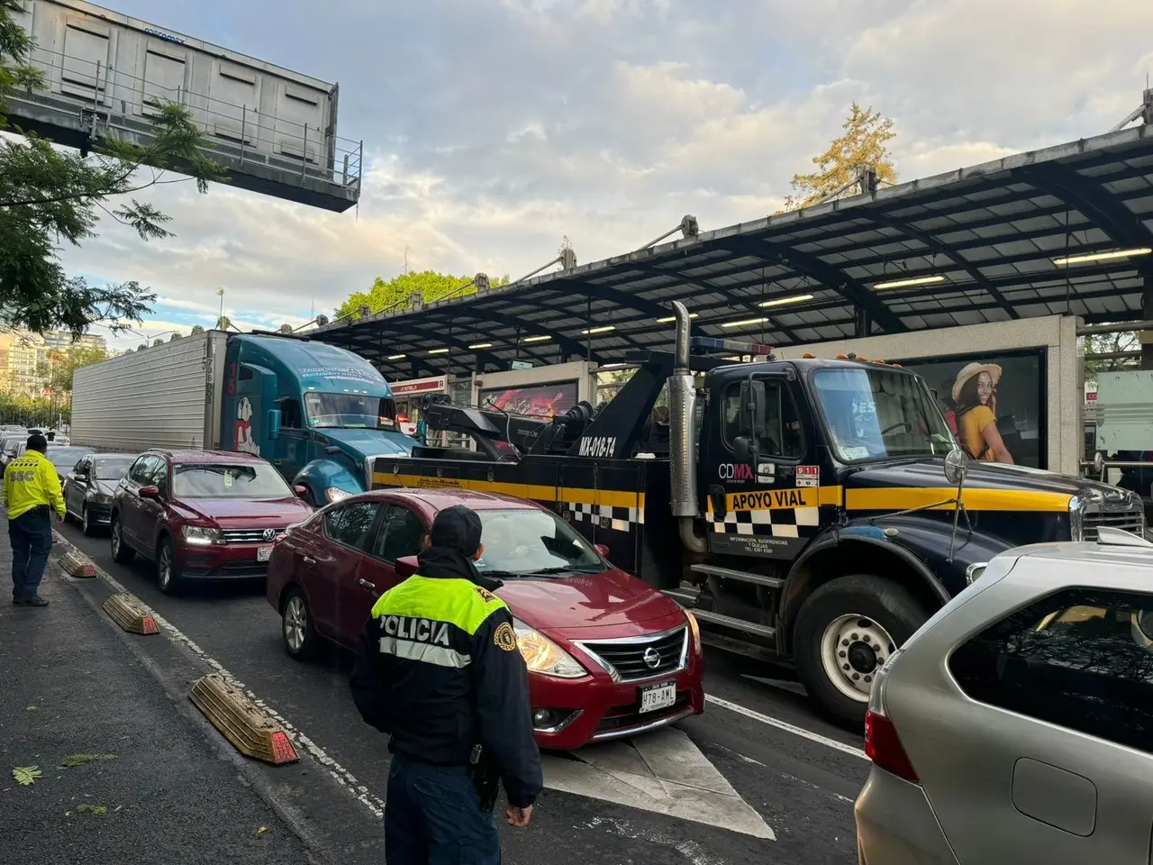 Tráiler destrozó dos patrullas. Foto: Ramón Ramírez