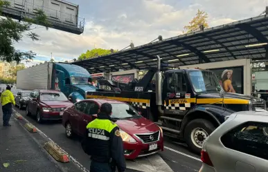 ¡Como una película de acción! Trailero arrasa con patrullas y se da a la fuga