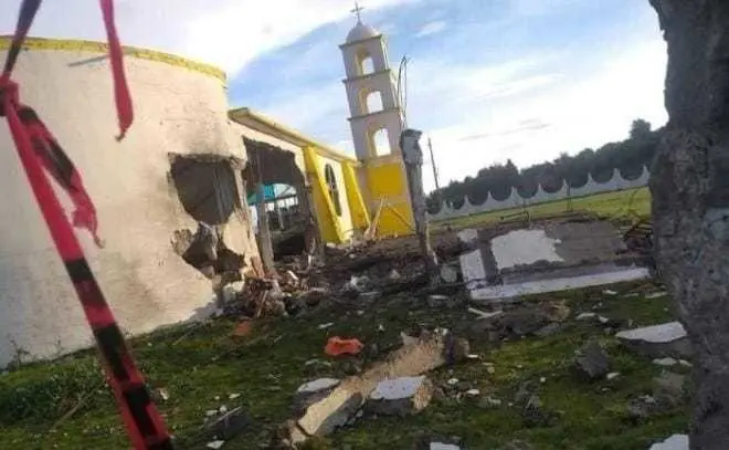 Incidente en San José del Rincón: Hombre fallece al detonar cohetes dentro de una iglesia. Foto: Especial