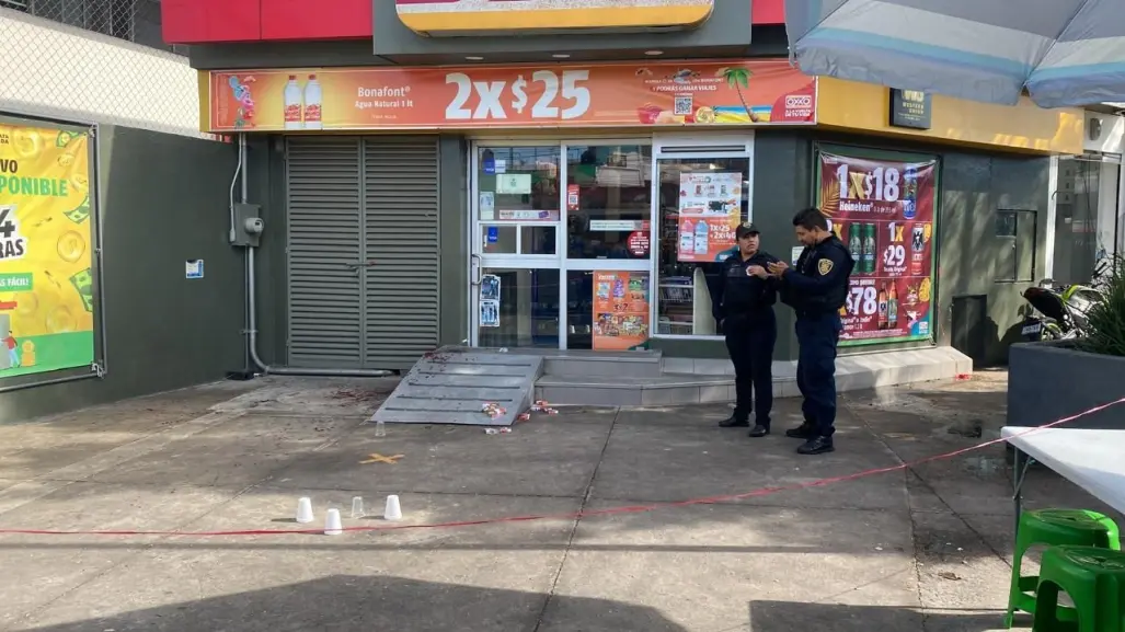 Detienen a pareja que robó en tienda de autoservicio y agredió a policía