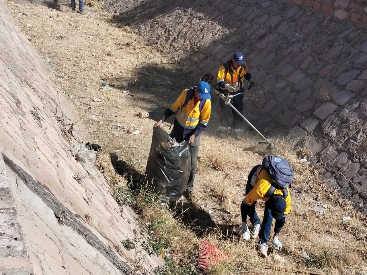 Servicios Públicos Municipales avancen en la limpieza de canales y arroyos en la capital del estado. Foto: Especial.