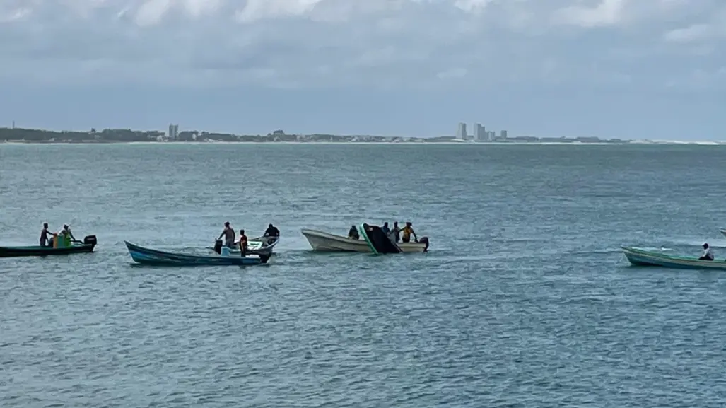 Naufragan pescadores en Playa Miramar; los rescataron y sobrevivieron