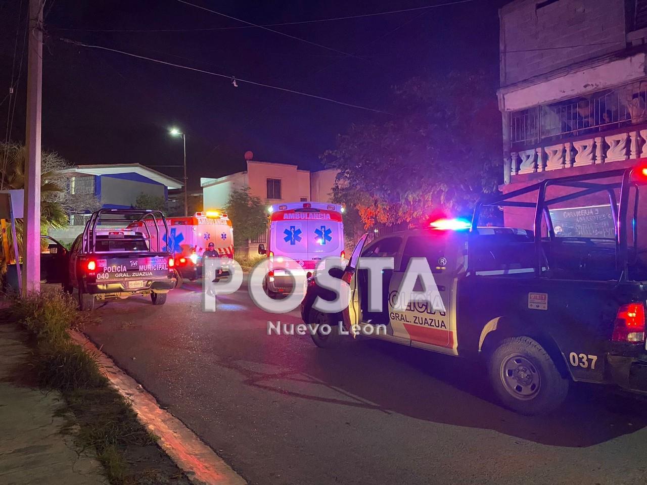 Policías municipales y paramédicos atendiendo al joven que acabó muerto tras los siete balazos. Foto: Raymundo Elizalde.