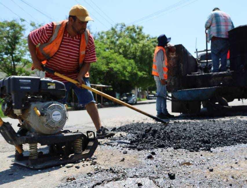 Con material reciclado y de manera preventiva reparan baches en Victoria