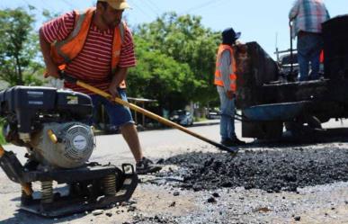 Con material reciclado y de manera preventiva reparan baches en Victoria