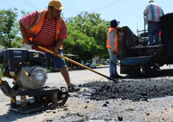 Con material reciclado y de manera preventiva reparan baches en Victoria