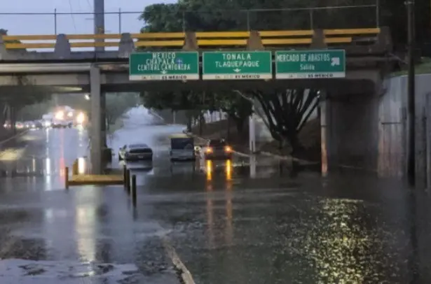 Fuerte tormenta causa daños y apagones en Guadalajara