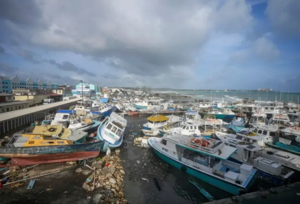 ¡Casi borra la isla! El paso del huracán Beryl por el Caribe