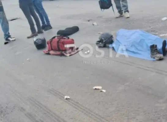 El motociclista sin vida tras sufrir el accidente vial. Foto: Raymundo Elizalde.