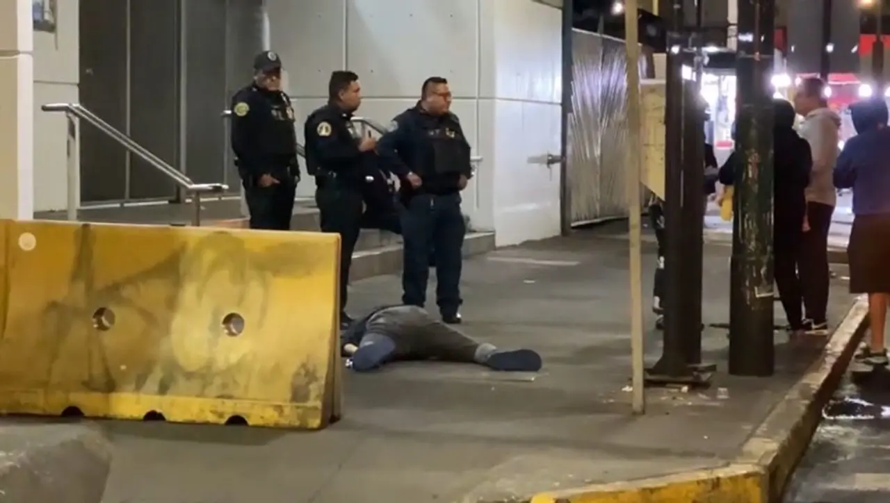 Hombre tendido afuera de Metro Culhuacán. Foto: Ramón Ramírez