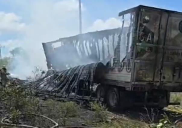 ¡En llamas! Incendio consume un tráiler en la carretera Mérida-Tetiz