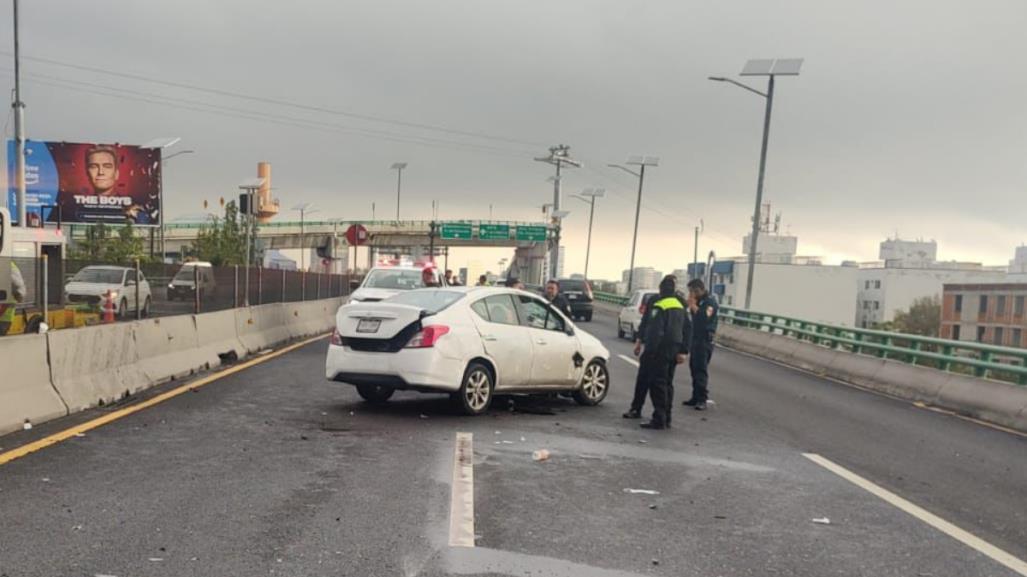 Vuelca vehículo en el segundo piso del Periférico por exceso de velocidad