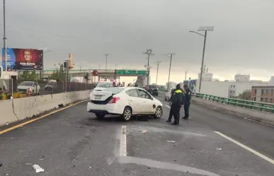 Vuelca vehículo en el segundo piso del Periférico por exceso de velocidad