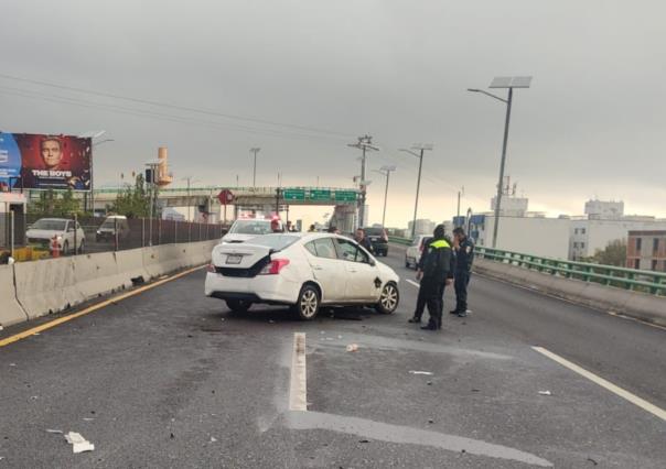 Vuelca vehículo en el segundo piso del Periférico por exceso de velocidad