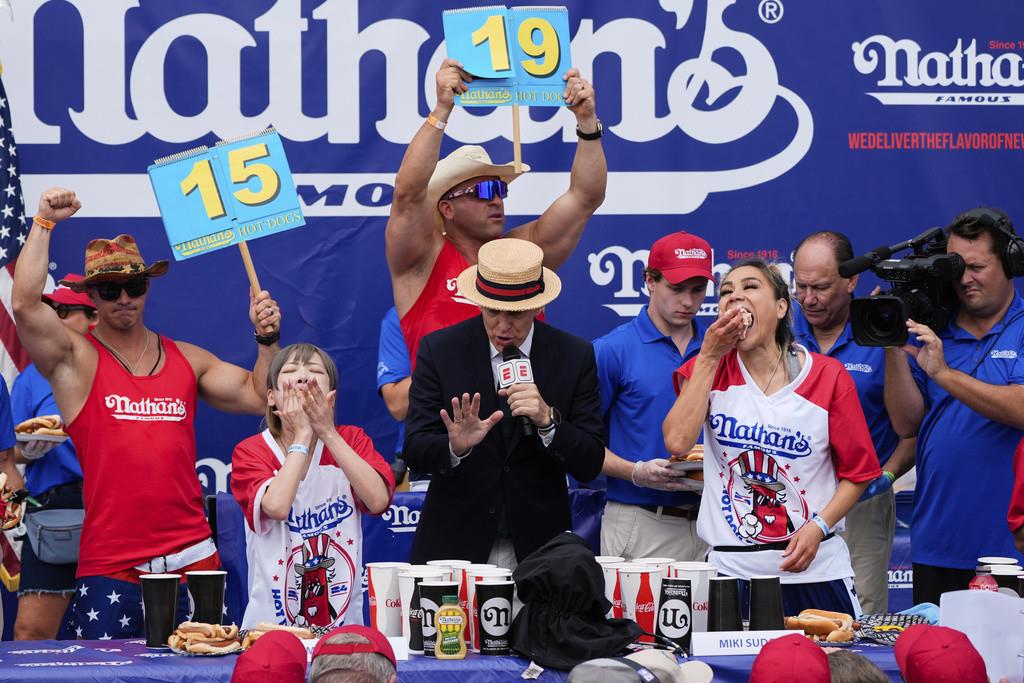 Miki Sudo (derecha) y Mayoi Ebihara (izquierda) compiten en el concurso anual de comer hot dogs de Nathans, el jueves 4 de julio de 2024 en Coney Island, Nueva York. (AP Foto/Julia Nikhinson)