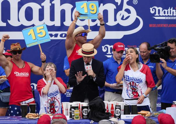 Mujer rompe récord en concurso de perros calientes, ¡comió 51 hotdogs!