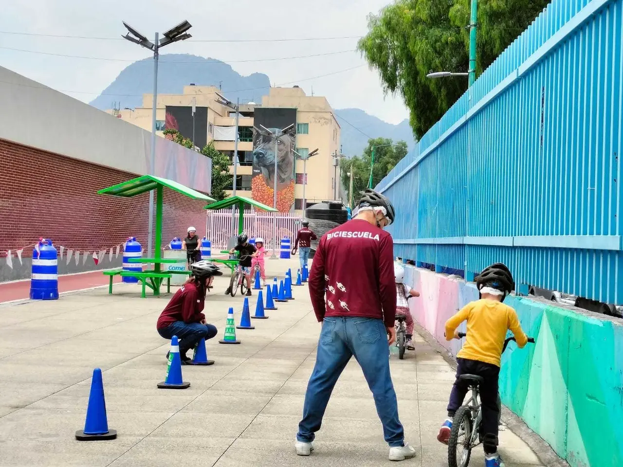 Personal de la Semovi ayudando a niños a aprender a andar en bici. Foto: @LaSEMOVI