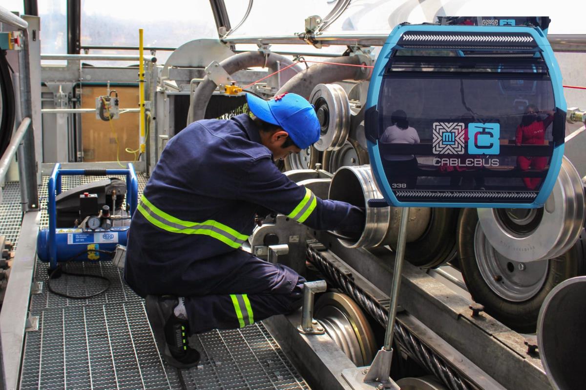 Persona realizando trabajos de revisión anuales, unidad de Cablebús. Foto: Gobierno CDMX