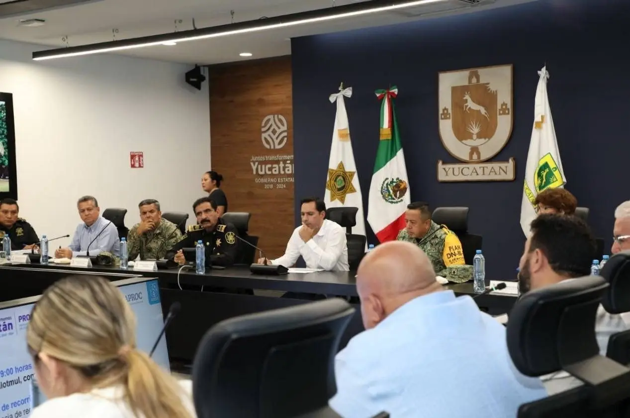 El mandatario se reunió con las autoridades federales y estatales Foto: Cortesía