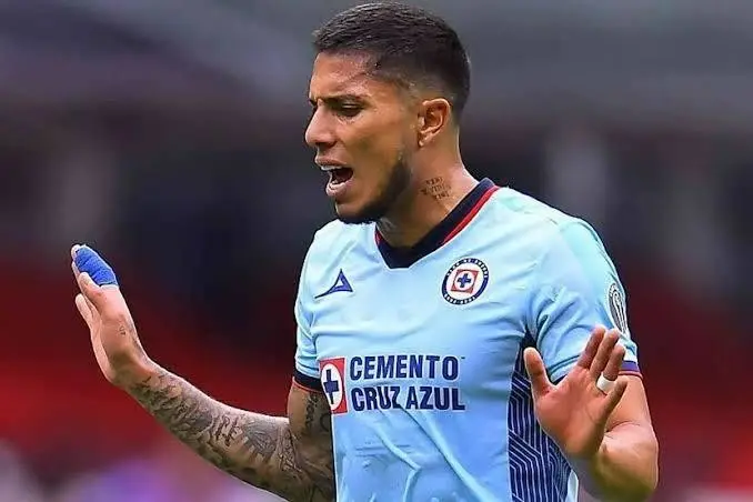 Carlos Salcedo, jugador de Cruz Azul, es acusado por la muerte de su hermana