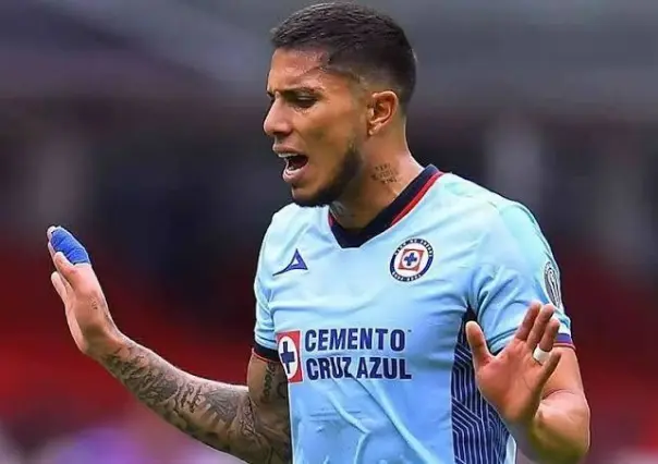 Carlos Salcedo, jugador de Cruz Azul, es acusado por la muerte de su hermana