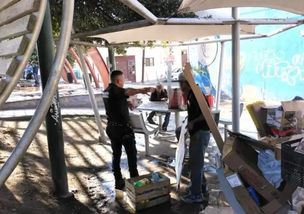 Estatales desalojan indigentes del Paseo Cantarranas en Durango