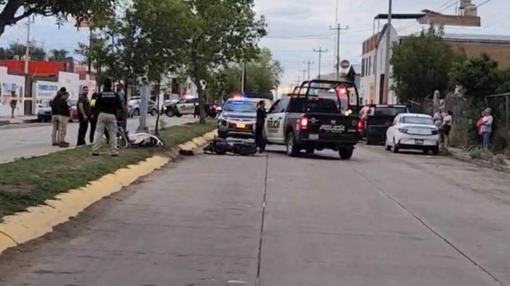 Motociclista pierde la vida al impactar contra un poste tras esquivar a ciclista