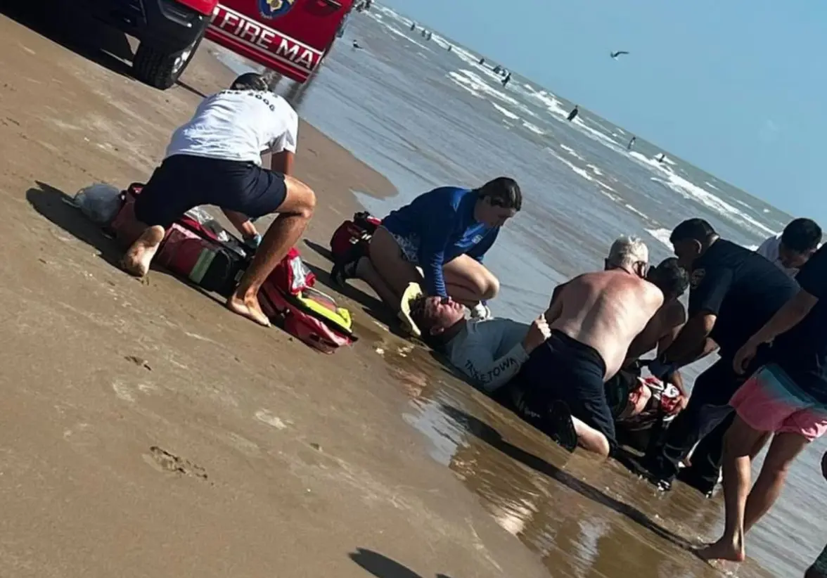 El ataque de un tiburón a una mujer en la Isla del Padre, Texas, quedó registrado en video. La víctima fue llevada al hospital con heridas graves tras el dramático rescate realizado por otros bañistas. Foto: Captura