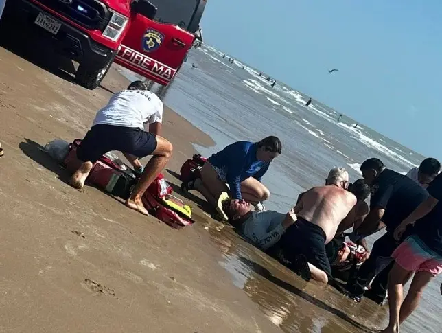 Una persona recibiendo ayuda médica urgente tras haber sido mordido por el tiburón en la Isla del Padre. Foto: Facebook Sheila H. Cadena.