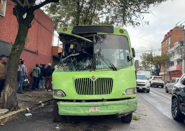 Choca camión de transporte público y deja 15 lesionados en Álvaro Obregón