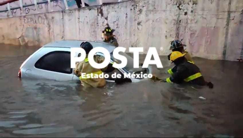 Rescatan a hombre atrapado en inundaciones en Tecámac. Foto: POSTA