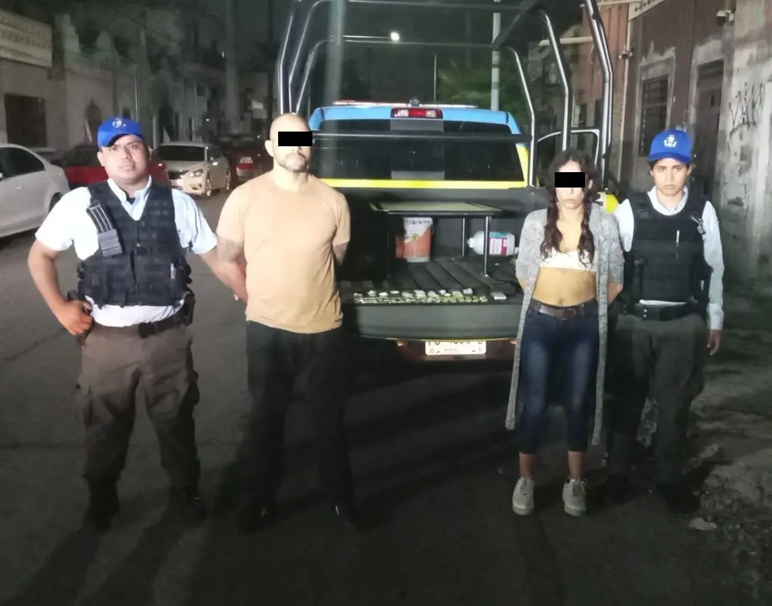 Carlos M y Azucena G tras haber sido detenidos por los policías municipales en la colonia Treviño. Foto: Policía de Monterrey.