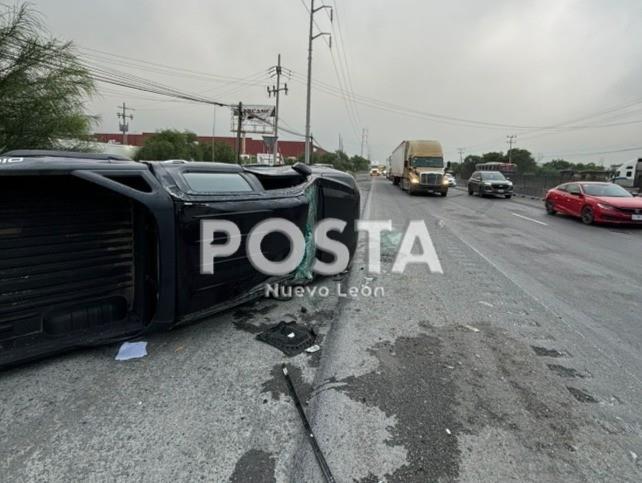 Vuelca camioneta y queda abandonada en Libramiento