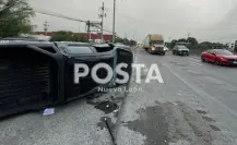 Vuelca camioneta y queda abandonada en Libramiento