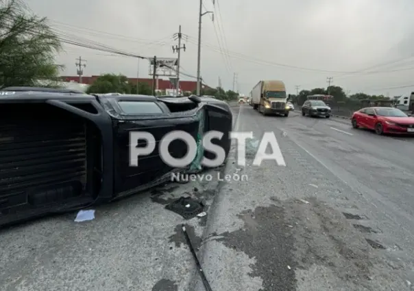 Vuelca camioneta y queda abandonada en Libramiento